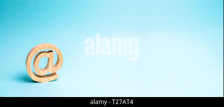 La correspondance de l'Internet, la communication sur l'Internet. Icône e-mail sur fond bleu. L'établissement de contacts avec les clients. L'économie numérique, en ligne s Banque D'Images