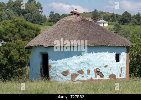 Peint en vert coloré hutte de terre zoulou / rondavel en milieu rural Kwazulu Natal, Afrique du Sud, de la Côte Sauvage Banque D'Images
