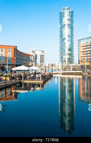 Le rouge à lèvres tour à GUNWHARF QUAYS de Portsmouth vu sur une journée ensoleillée avec un ciel bleu. Banque D'Images