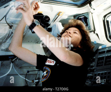 (12 novembre 1984) --- L'astronaute Anna L. Fisher est photographié près de la partie arrière de la cabine de pilotage de la découverte, où elle reste très fréquenté le 12 novembre et 14 autres membres d'équipage a travaillé alors que pour récupérer deux satellites de communications en détresse. Fisher semble prendre des photos de la station d'observation. Une caméra flotte juste au-dessus de sa tête. Banque D'Images