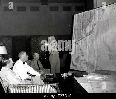 L'amiral Chester Nimitz W., USN, commandant en chef de la Flotte du Pacifique et l'océan Pacifique (debout) confère avec (de gauche à droite) le général Douglas MacArthur, le président Franklin D. Roosevelt et de l'amiral William D. Leahy concernant les futures se déplace dans la guerre contre le Japon, au cours de la visite du Président à New York, 26 juillet-10 août 1944 Banque D'Images