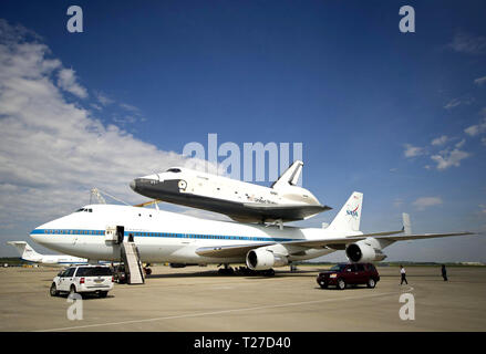 La navette spatiale Enterprise est vue accouplé sur le dessus de la navette de la NASA 747 avions de transport aérien (SCA) à l'aéroport International Washington Dulles, Samedi, Avril 21, 2012, dans la région de Sterling, Va. Banque D'Images