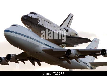 Cap Canaveral, Floride - une spectaculaire vue rapprochée de la navette spatiale Discovery, monté sur un porte-avion, navette ou SCA, une fois qu'il décolle du centre spatial Kennedy de la NASA d'atterrissage piste 15 en Floride à 7 h HAE. Banque D'Images