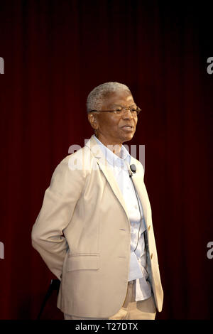 Cap Canaveral, Floride -- dans la formation à la NASA KSC Auditorium du Centre spatial Kennedy en Floride, le Dr Mary Frances Berry se rapporte son expérience personnelle dans la lutte pour les libertés civiles d'employés se sont rassemblés pour un événement spécial marquant le 50e anniversaire de la Civil Rights Act de 1964. Berry a servi comme secrétaire adjoint à l'éducation dans le département de la santé, l'éducation et du Bien-Être social HEW entre 1977 et 1980. De 1980 à 2004, elle a été membre de la Commission des États-Unis sur les droits civils, en tant que présidente de 1993 à 2004. Banque D'Images