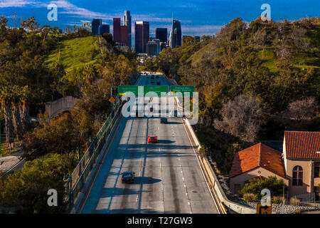 20 janvier 2019, LOS ANGELES, CA, USA - Pasadena Freeway (Arroyo Seco Parkway) CA 110 mène au centre-ville de Los Angeles dans la lumière du matin Banque D'Images