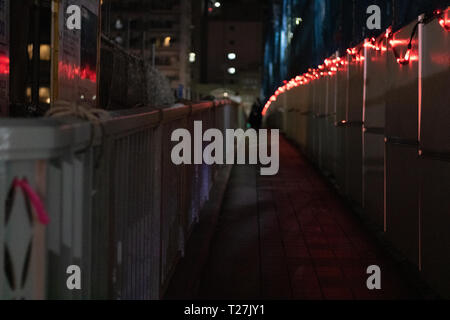 Komagada s pont de nuit magique avec des lumières scintillantes et de belles vues de la ville colorée. Banque D'Images