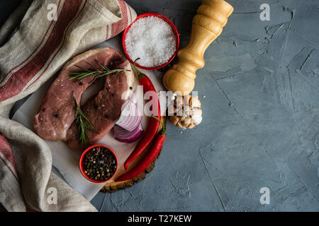 Concept de cuisson avec de la viande, des herbes et épices pour un plat de porc rôti Banque D'Images