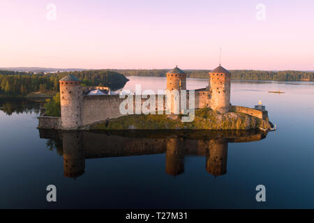 Vue de la forteresse Olavinlinna au lever du soleil (Photographie aérienne). Savonlinna, Finlande (photographie aérienne). Savonlinna, Finlande Banque D'Images