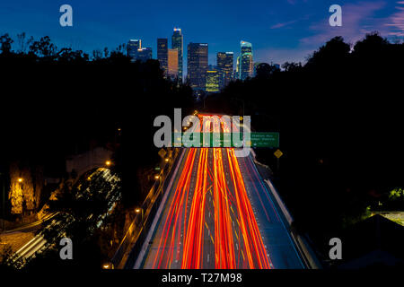 20 janvier 2019, LOS ANGELES, CA, USA - Pasadena Freeway (Arroyo Seco Parkway) CA 110 mène au centre-ville de Los Angeles avec des rayures de voiture au coucher du soleil Banque D'Images