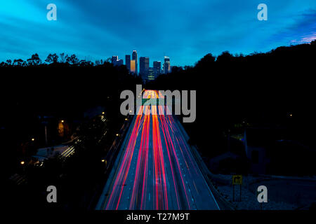 20 janvier 2019, LOS ANGELES, CA, USA - Pasadena Freeway (Arroyo Seco Parkway) CA 110 mène au centre-ville de Los Angeles avec des rayures de voiture au coucher du soleil Banque D'Images