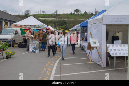 Les foules du shopping à Farmers Market, Baltimore, West Cork, Irlande Banque D'Images