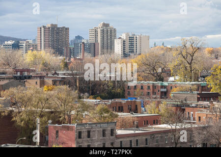 Le Plateau quartier résidentiel de Montréal, Québec, Canada, vu de dessus, avec ses typiques maisons individuelles faites de brique rouge, de l'Amérique du sty Banque D'Images