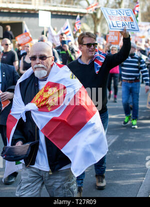 Brexit Pro 29/3/2019 Mars manifestant portant un drapeau St George's à l'extérieur du Parlement, Westminster, Londres, UK Banque D'Images