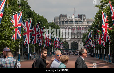 L'Admiralty Arch, le Mall - Défilé de l'anniversaire de la Reine. Banque D'Images