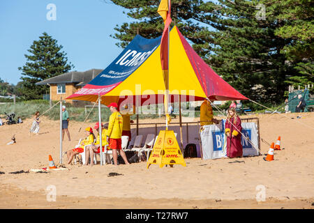 Les bénévoles de surf australienne en patrouille sur la plage de Newport à Sydney, Australie Banque D'Images