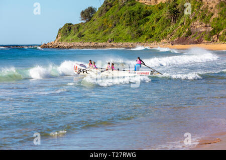 Une rangée d'équipage surfboat bois traditionnelle sur une plage de Sydney en Australie Banque D'Images