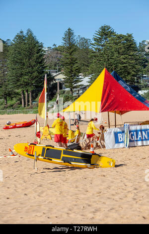 Les bénévoles de surf australienne en patrouille sur la plage de Newport à Sydney, Australie Banque D'Images