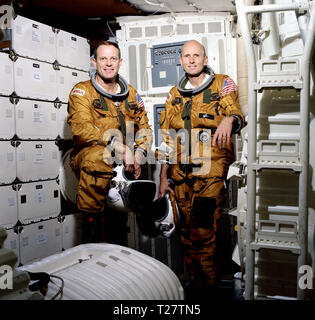 Portant modification de type de l'USAF en vêtements d'altitude dans leur navette terrestre trainer sont des astronautes Jack R. Lousma (à gauche), commandant, et C. Gordon Fullerton, pilote. Banque D'Images