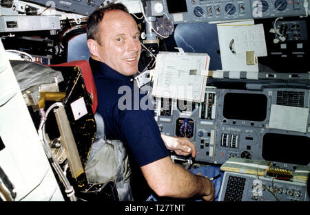 (Mars 1982) --- L'astronaute Jack R. Lousma astronaute se tourne vers C. Gordon Fullerton et sourit à l'objectif de la caméra 35mm Fullerton utilisée pour exposer cette trame en orbite autour de la terre occupée la navette spatiale Columbia. Lousma est à la gare de du commandant de l'avant poste de pilotage sur le Columbia. Banque D'Images