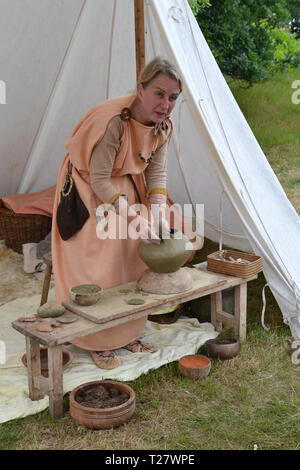 Dame anglo-saxonne de la reconstitution médiévale en collaboration avec la poterie d'argile lors d'un événement dans le Suffolk, UK Banque D'Images