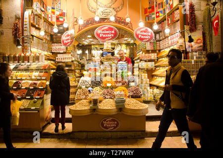 Istanbul,Turquie,mars 07,2019:l'intérieur du bazar égyptien le bazar le plus ancien d'Istanbul.En face du magasin de vente d'épices, bonbons,écrous avec les clients Banque D'Images