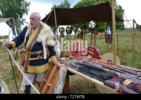 Anglo-Saxon de reconstitution historique lors d'un événement dans le Suffolk, UK Banque D'Images