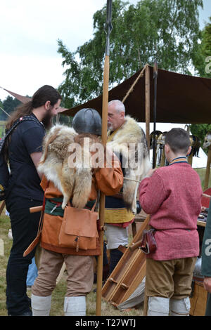 Anglo-Saxon de reconstitution historique lors d'un événement dans le Suffolk, UK Banque D'Images