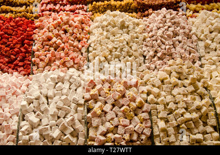 Background,close up of colorful locum, doux délice oriental en sucre en vente powered by bonbons turc,divers,bonbons colorés de suppléance dans Bazar Egyptien Banque D'Images