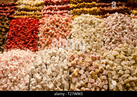 Background,close up of colorful locum, doux délice oriental en sucre en vente powered by bonbons turc,divers,bonbons colorés de suppléance dans Bazar Egyptien Banque D'Images