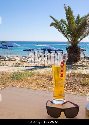 Une parfaite journée ensoleillée sur la plage de Ayia Napa Chypre, une bière froide KEO et d''une vue sur la mer Méditerranée Banque D'Images