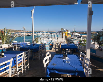 Invitant des tables et une libre vue ensoleillée, prêt pour le déjeuner dans le port d'Ayia Napa Chypre Banque D'Images