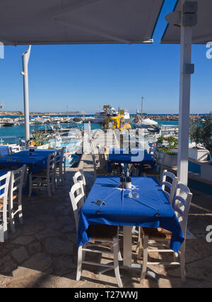 Invitant des tables et une libre vue ensoleillée, prêt pour le déjeuner dans le port d'Ayia Napa Chypre Banque D'Images