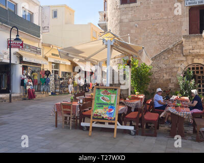 Coin de rue avec restaurant en plein air dans le vieux centre-ville de Famagouste à Chypre du Nord Banque D'Images