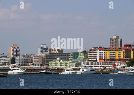 Port avec bateaux et bâtiments de l'hôtel Nessebar Bulgarie Banque D'Images