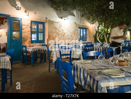 Restaurant traditionnel chypriote coloré en bleu et blanc avec nappe à carreaux situé dans le village de vacances Ayia Napa Banque D'Images