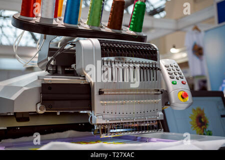 Machine à coudre industrielles automatiques pour la croix par pattern numérique. L'industrie textile moderne. Banque D'Images