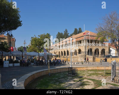 Avec le carré Meydanı Atatürk bâtiment de l'ancien palais de justice coloniale britannique dans la partie turque de Nicosie, Chypre Banque D'Images