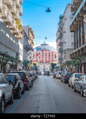 Bari, Pouilles, Italie - Teatro Petruzzelli. théâtre de ballet et d'opéra le plus grand théâtre de Bari et le quatrième théâtre italien par taille. Bari, Pouilles Banque D'Images