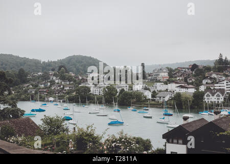 Vue sur la ville de Spiez et le lac de Thoune en Suisse, l'Europe. Soleil d'été, jour bleu ciel nuageux et spectaculaires montagnes loin Banque D'Images