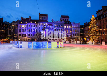 Patinoire sur la place de la vieille ville en ville de Varsovie dans la nuit pendant la période de Noël en Pologne. Banque D'Images