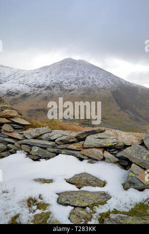 Vues sur Watkin path et Craig Ddu de mur en pierre sèche à Alt, Maenderyn Snowdon Banque D'Images