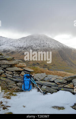 Vues sur Watkin path et Craig Ddu de mur en pierre sèche à Alt, Maenderyn Snowdon Banque D'Images