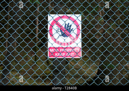 Garder hors de la propriété MOD signe de la sécurité et de la protection de la marine du ministère de la défense du gouvernement de l'armée britannique de base Banque D'Images