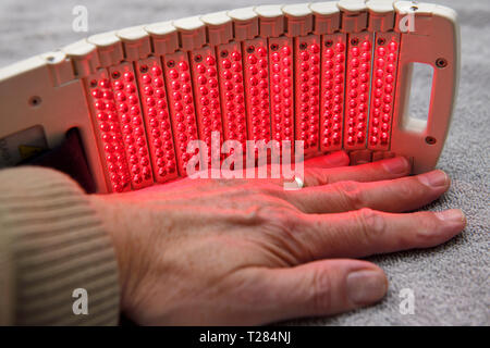 Cold laser LED array pad traitement pour la guérison et la thérapie de la main Banque D'Images