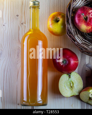 Aqueezed avec jus de pomme fraîchement Pâte naturelle. Pommes rouges. Jus dans une bouteille. Banque D'Images