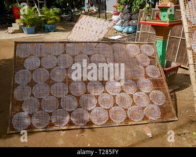 Battambang, Cambodge. L'artisanat cambodgien. Papier de riz translucide séchant au soleil sur un treillis de rotin 10-12-2018. Banque D'Images