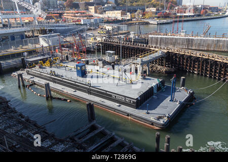 Staten Island, États-Unis d'Amérique - 18 novembre 2016 : un chaland d'ancrée dans un dock sur Staten Island. Banque D'Images