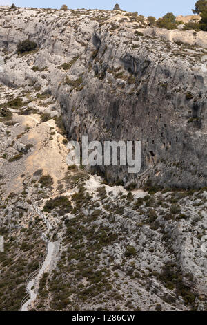 Grottes creusées dans la roche de la montagne par les anciens colons musulmans pour stocker la nourriture dans Bocairent, Espagne Banque D'Images