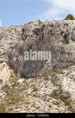 Grottes creusées dans la roche de la montagne par les anciens colons musulmans pour stocker la nourriture dans Bocairent, Espagne Banque D'Images