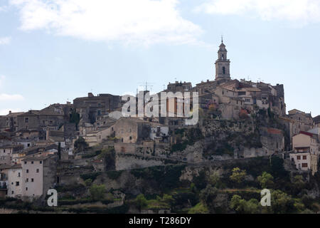 Bocairent village au sommet de la colline, avec des rues médiévales et l'église de la tour et ciel bleu sur l'arrière-plan Banque D'Images